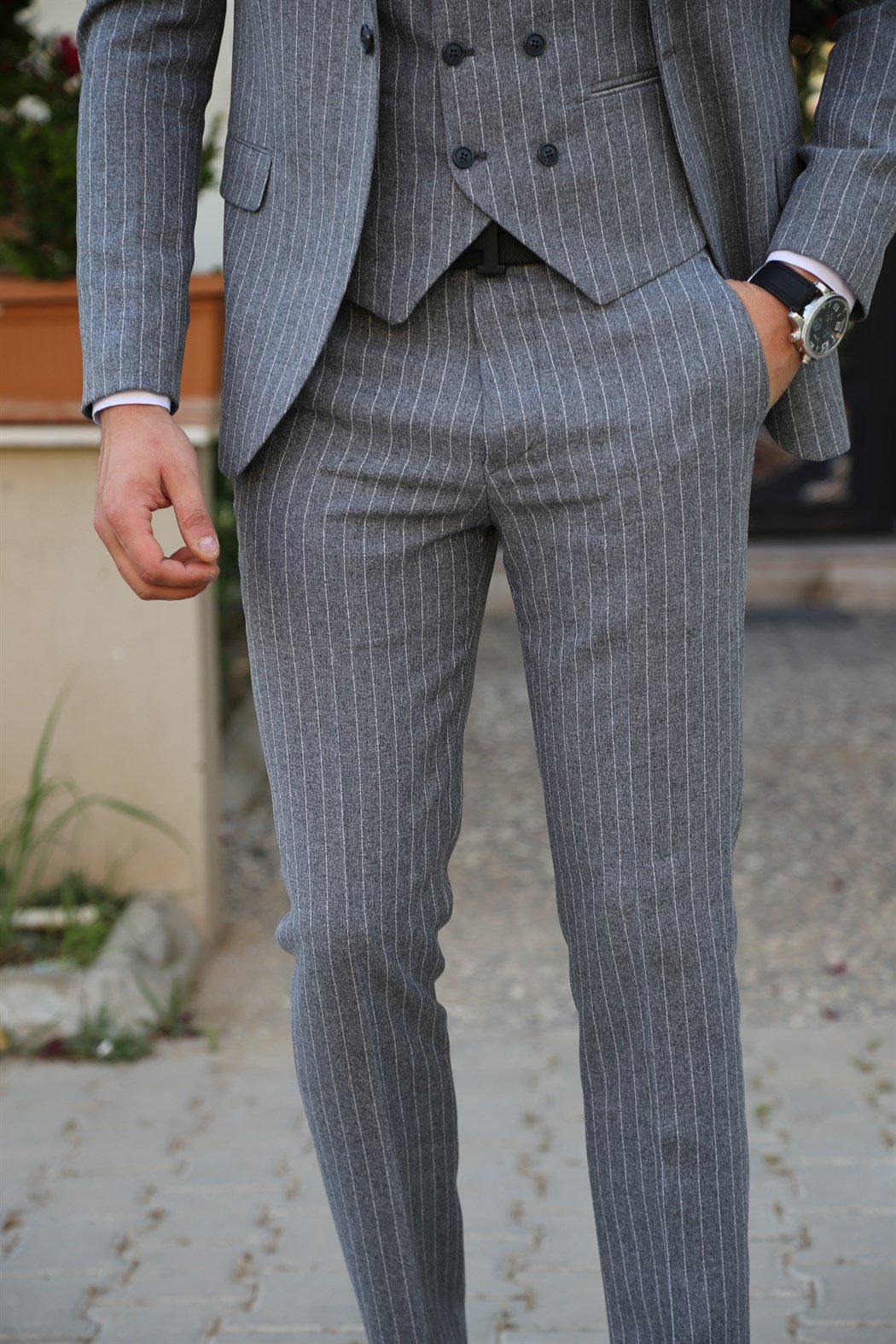 Gri Çizgili Takım Elbise