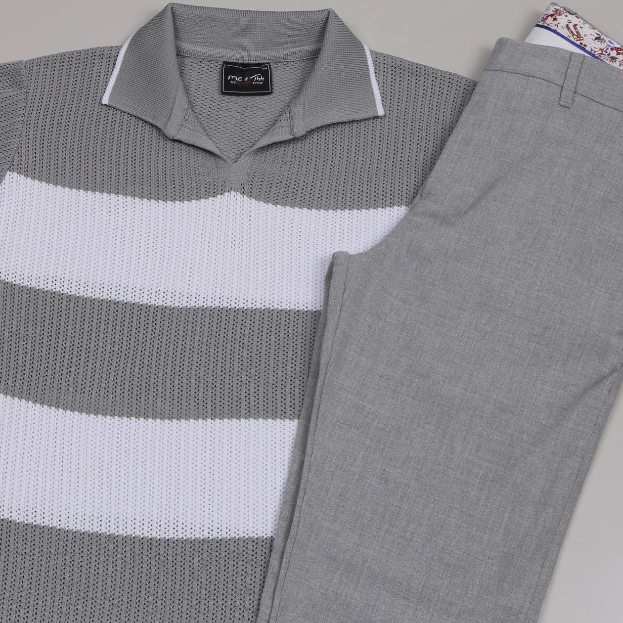 gri çizgili Triko Polo Yaka Tişört gri kumaş  pantolon  ayakkabı Kombin