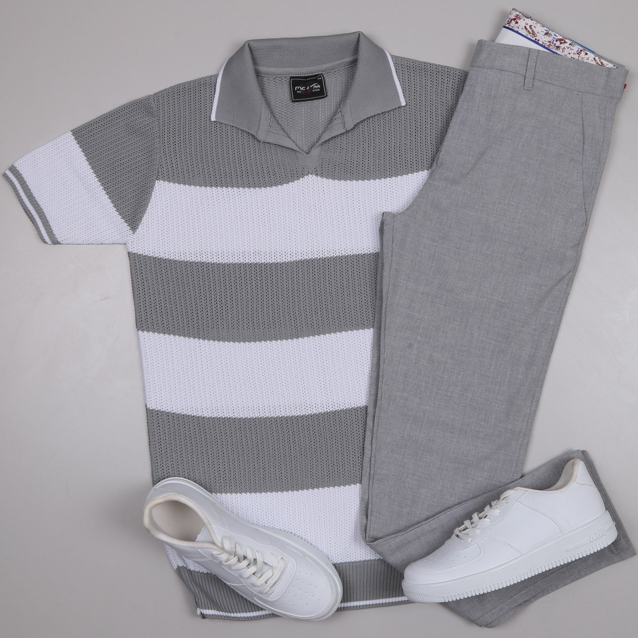 gri çizgili Triko Polo Yaka Tişört gri kumaş  pantolon  ayakkabı Kombin