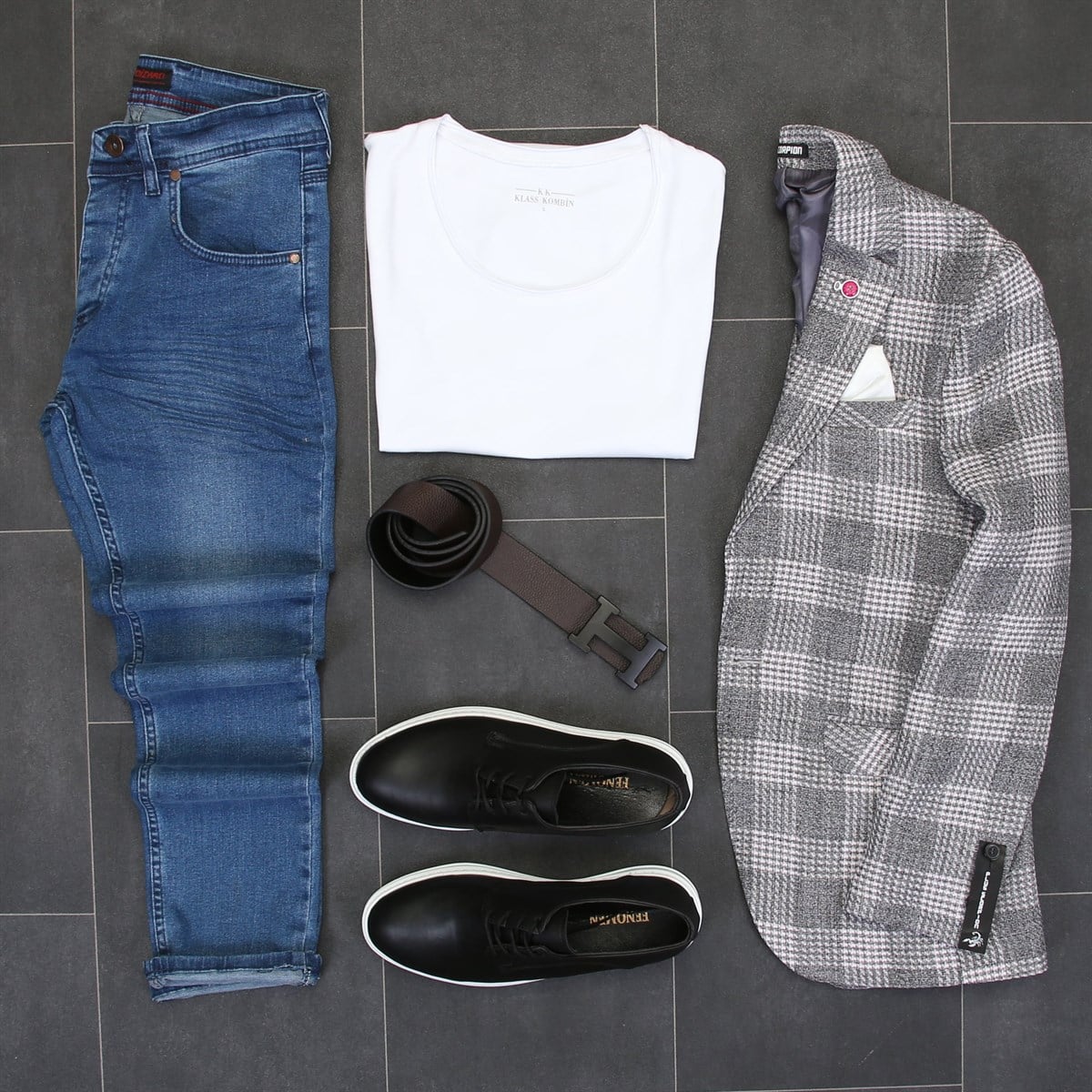 Gri Ekose Ceket Beyaz T-Shirt Mavi Kot Siyah Ayakkabı Kombini