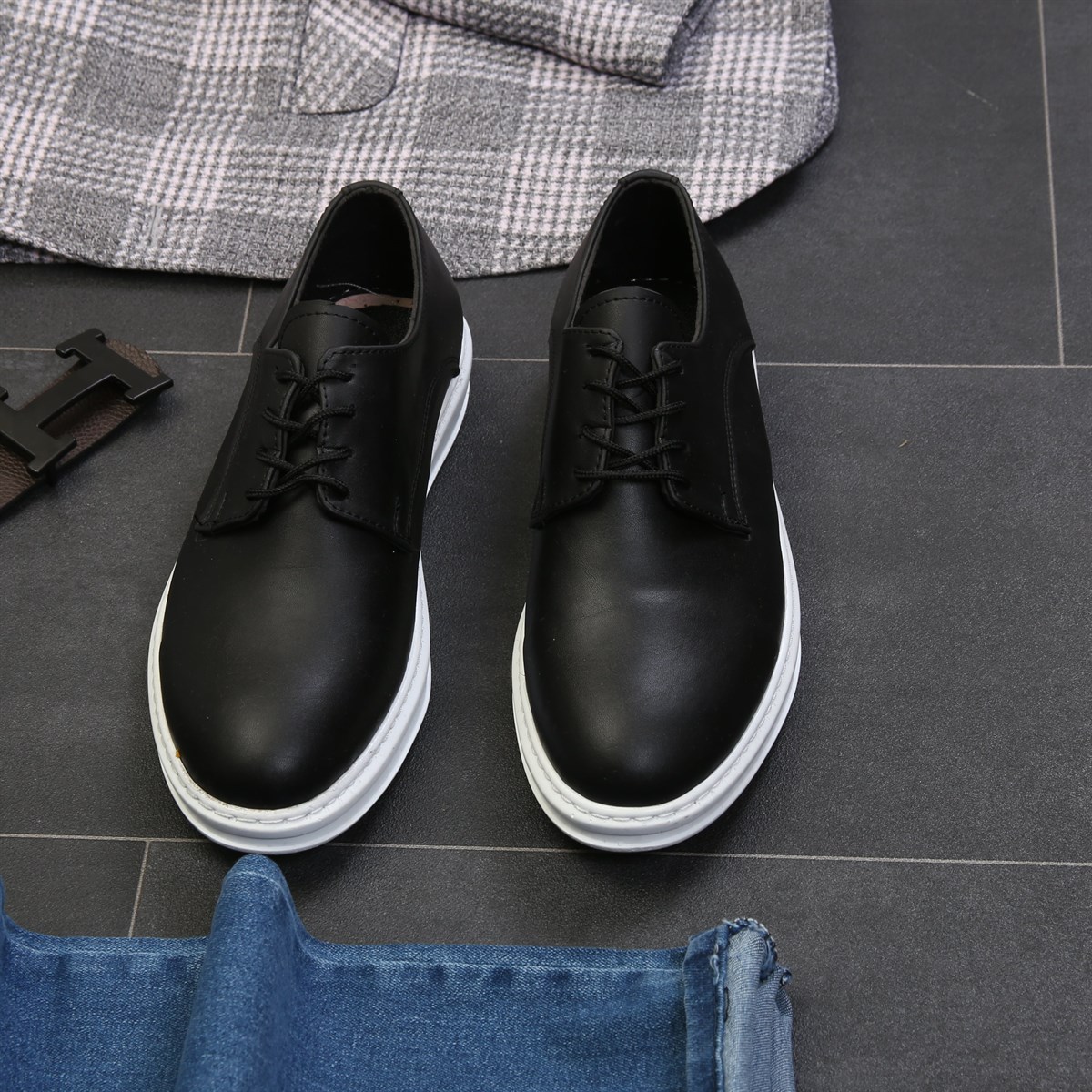 Gri Ekose Ceket Beyaz T-Shirt Mavi Kot Siyah Ayakkabı Kombini