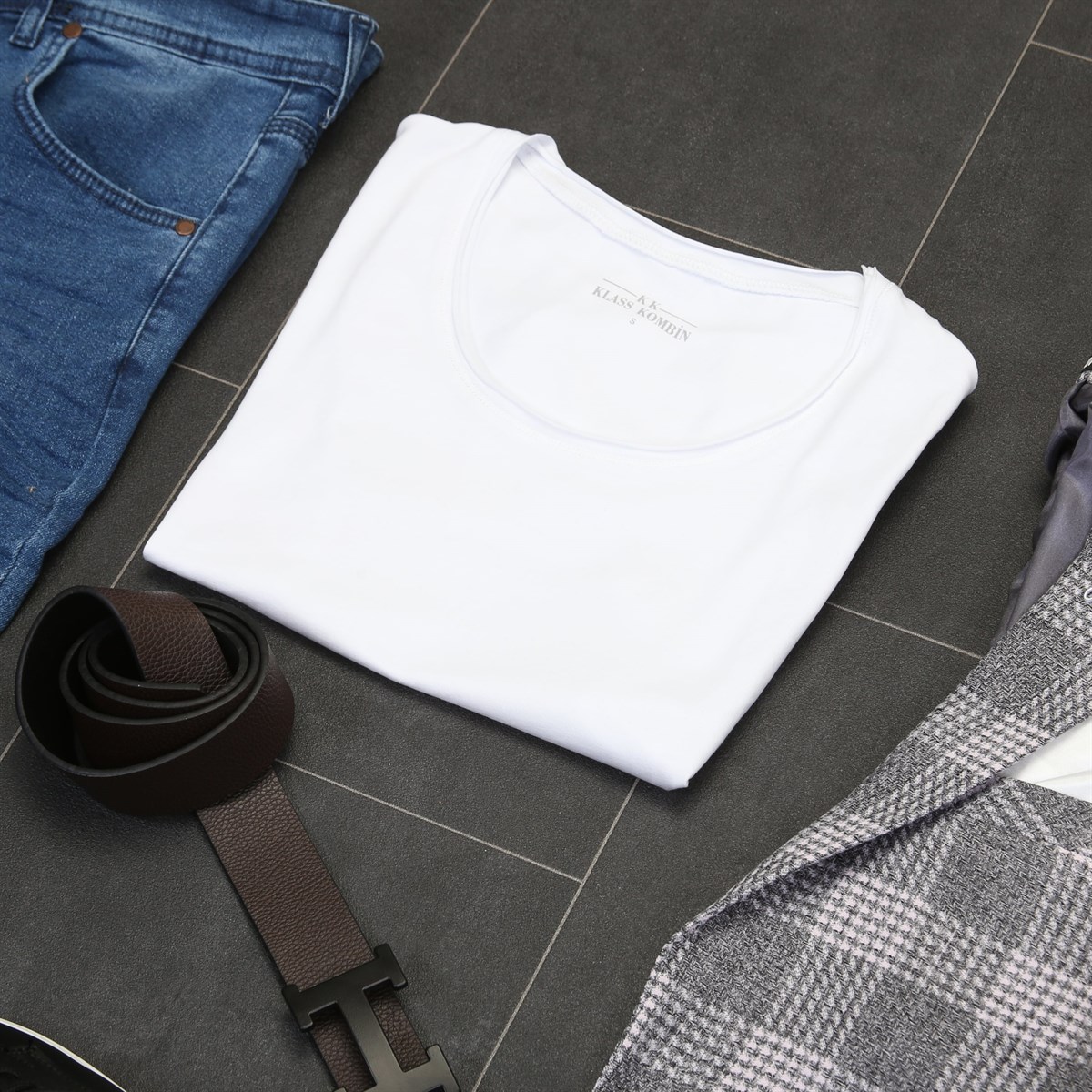 Gri Ekose Ceket Beyaz T-Shirt Mavi Kot Siyah Ayakkabı Kombini