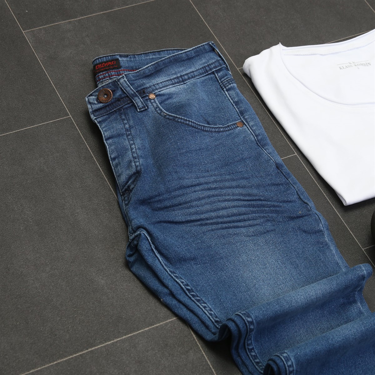 Gri Ekose Ceket Beyaz T-Shirt Mavi Kot Siyah Ayakkabı Kombini