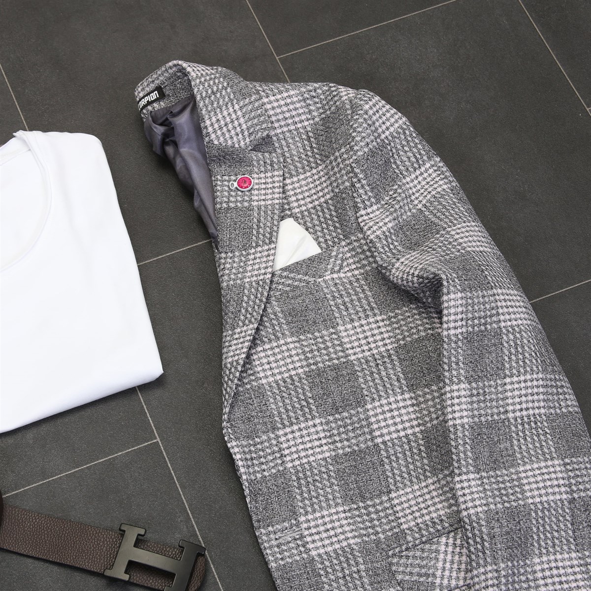 Gri Ekose Ceket Beyaz T-Shirt Mavi Kot Siyah Ayakkabı Kombini