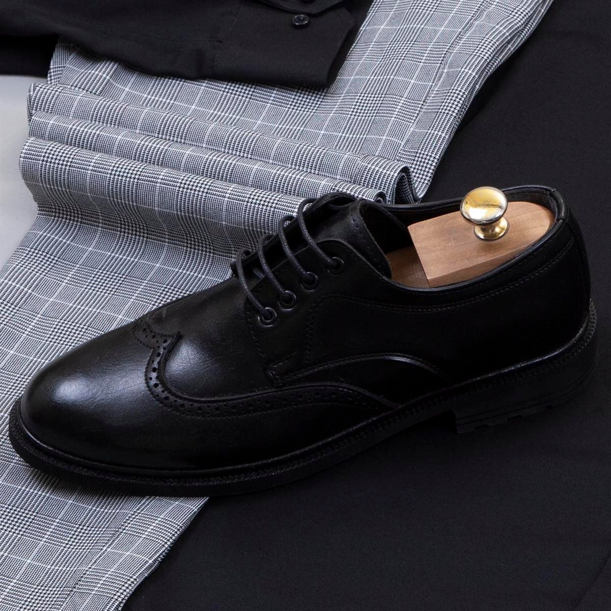 Gri Ekose Pantolon Siyah Gömlek Ayakkabı Kombin