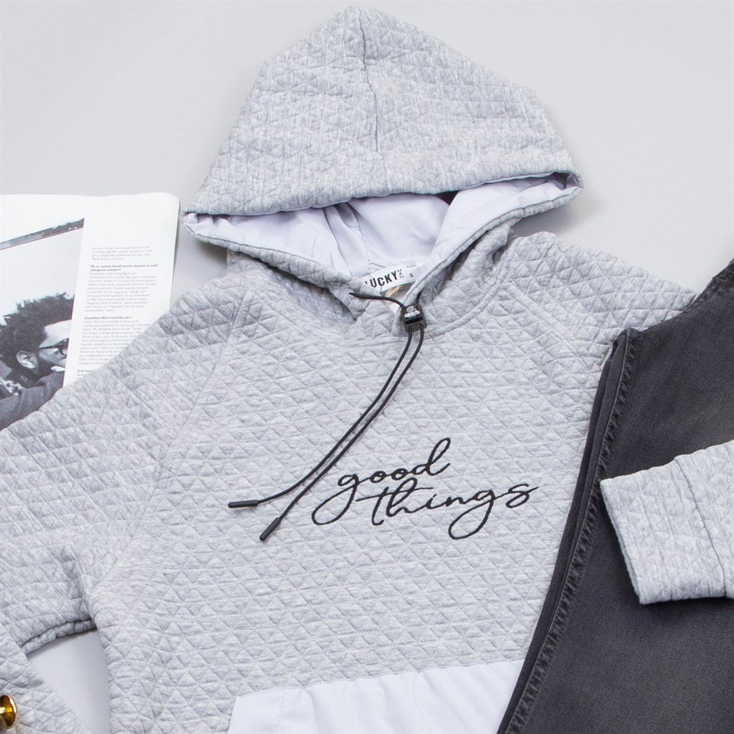 Gri Kapşonlu Sweat Pantolon Ayakkabı Kombin