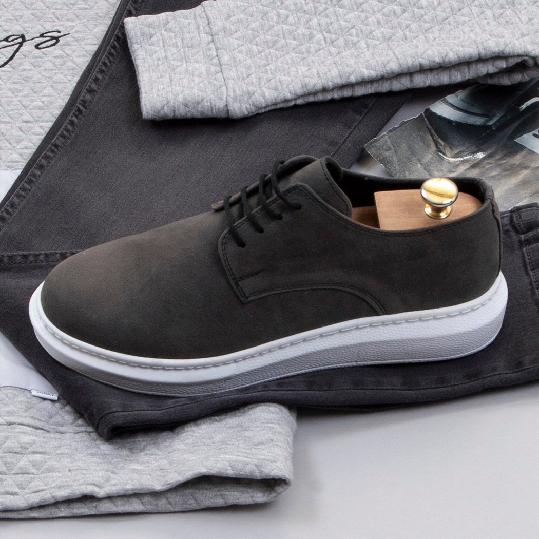 Gri Kapşonlu Sweat Pantolon Ayakkabı Kombin