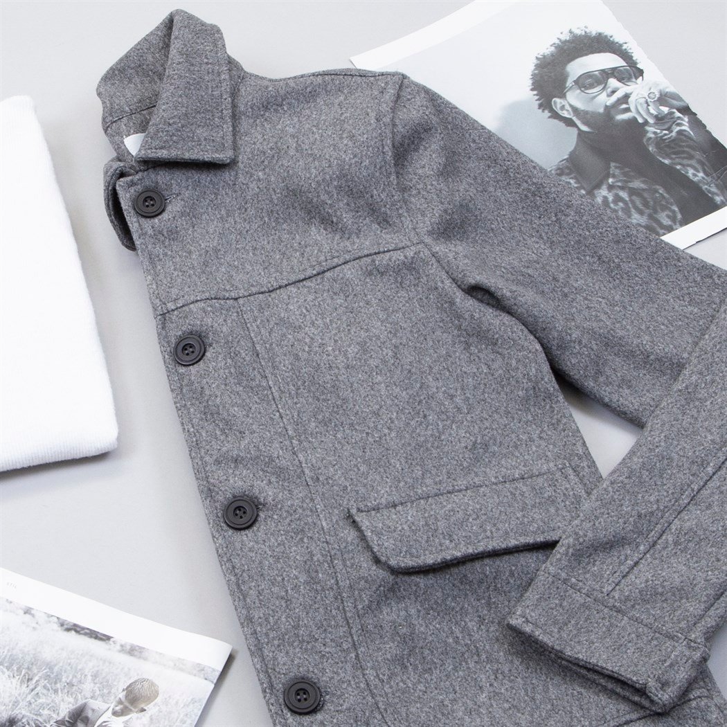 Gri Kaşe Ceket Boğazlı Kazak Pantolon Ayakkabı Kombin