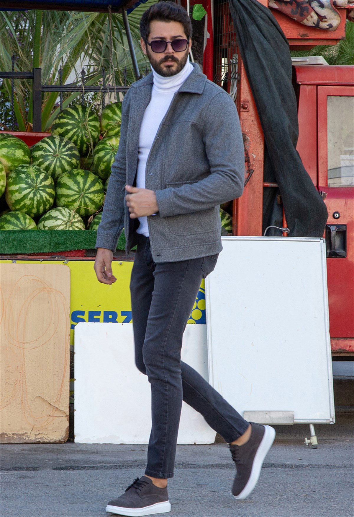 Gri Kaşe Ceket Boğazlı Kazak Pantolon Ayakkabı Kombin