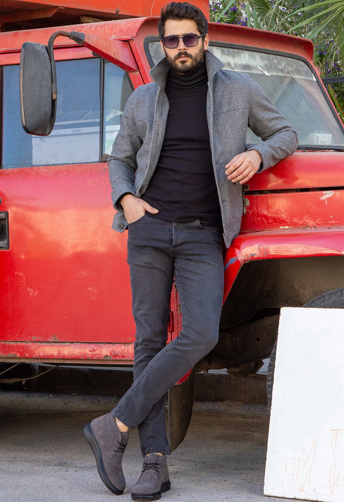 Gri Kaşe Ceket Boğazlı Kazak Pantolon Bot Kombin