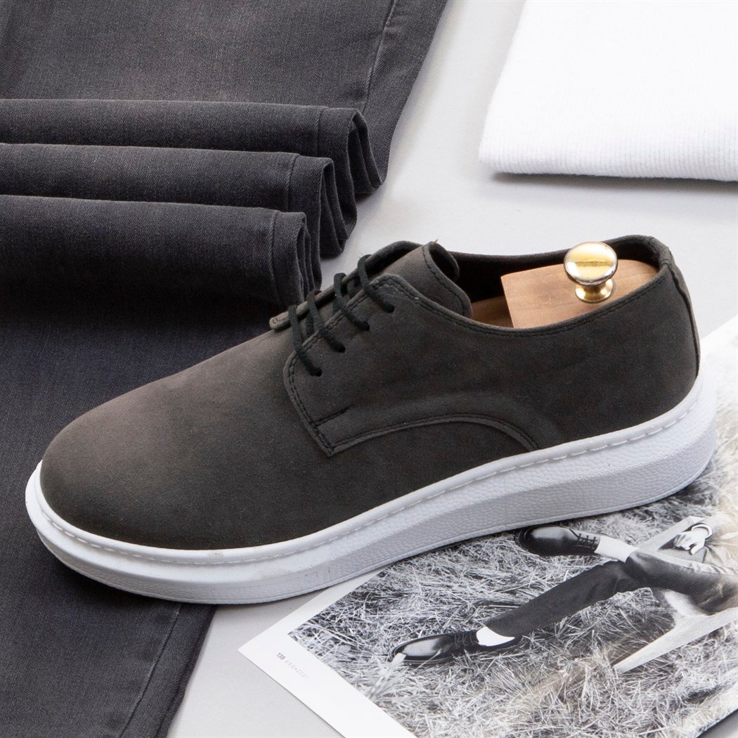 Gri Kaşe Ceket Boğazlı Kazak Pantolon Ayakkabı Kombin