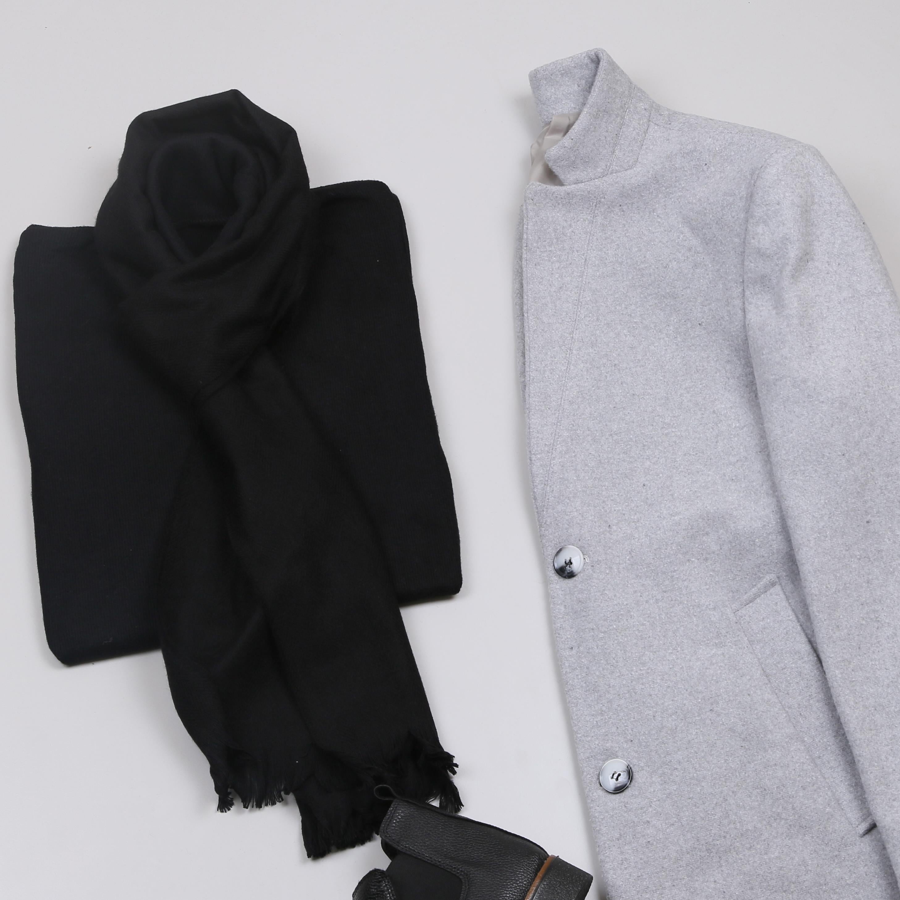 Gri Kaşe Kaban Boğazlı Body Kot Pantolon Bot Kombini