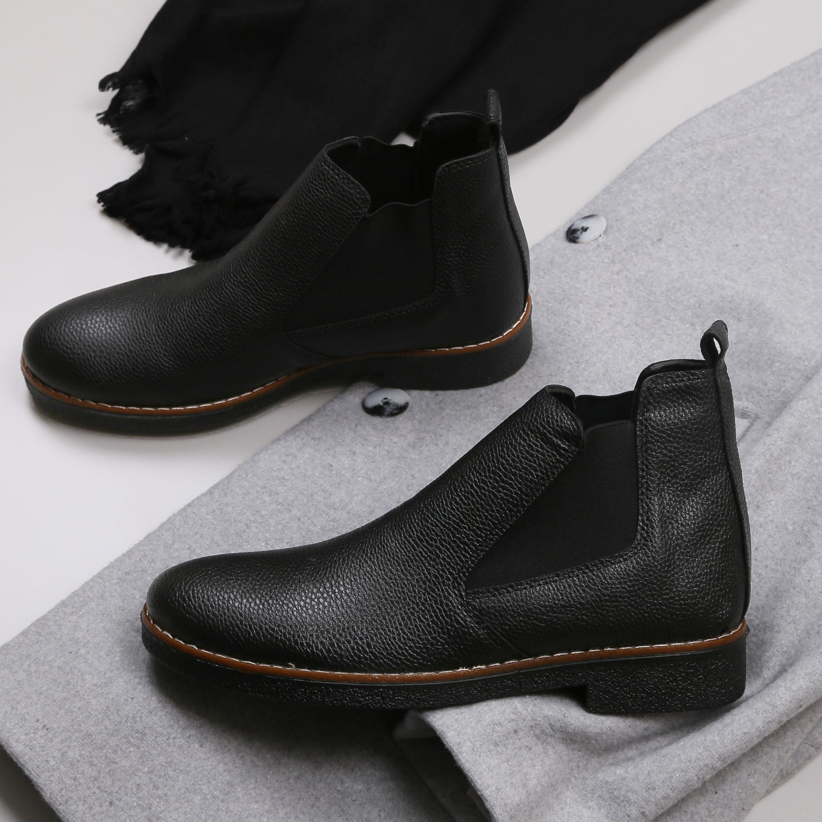 Gri Kaşe Kaban Boğazlı Body Kot Pantolon Bot Kombini