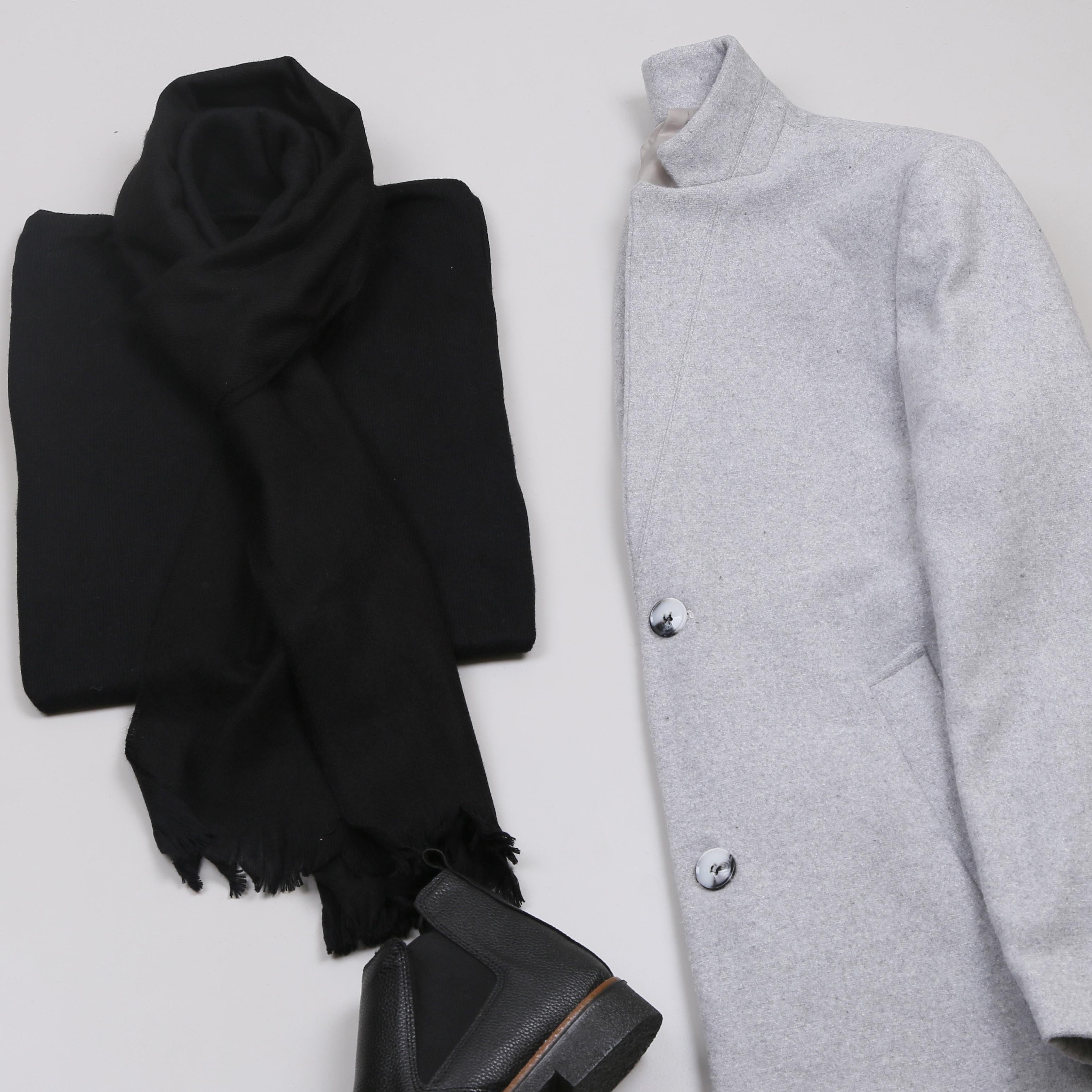 Gri Kaşe Kaban Boğazlı Body Kot Pantolon Bot Kombini