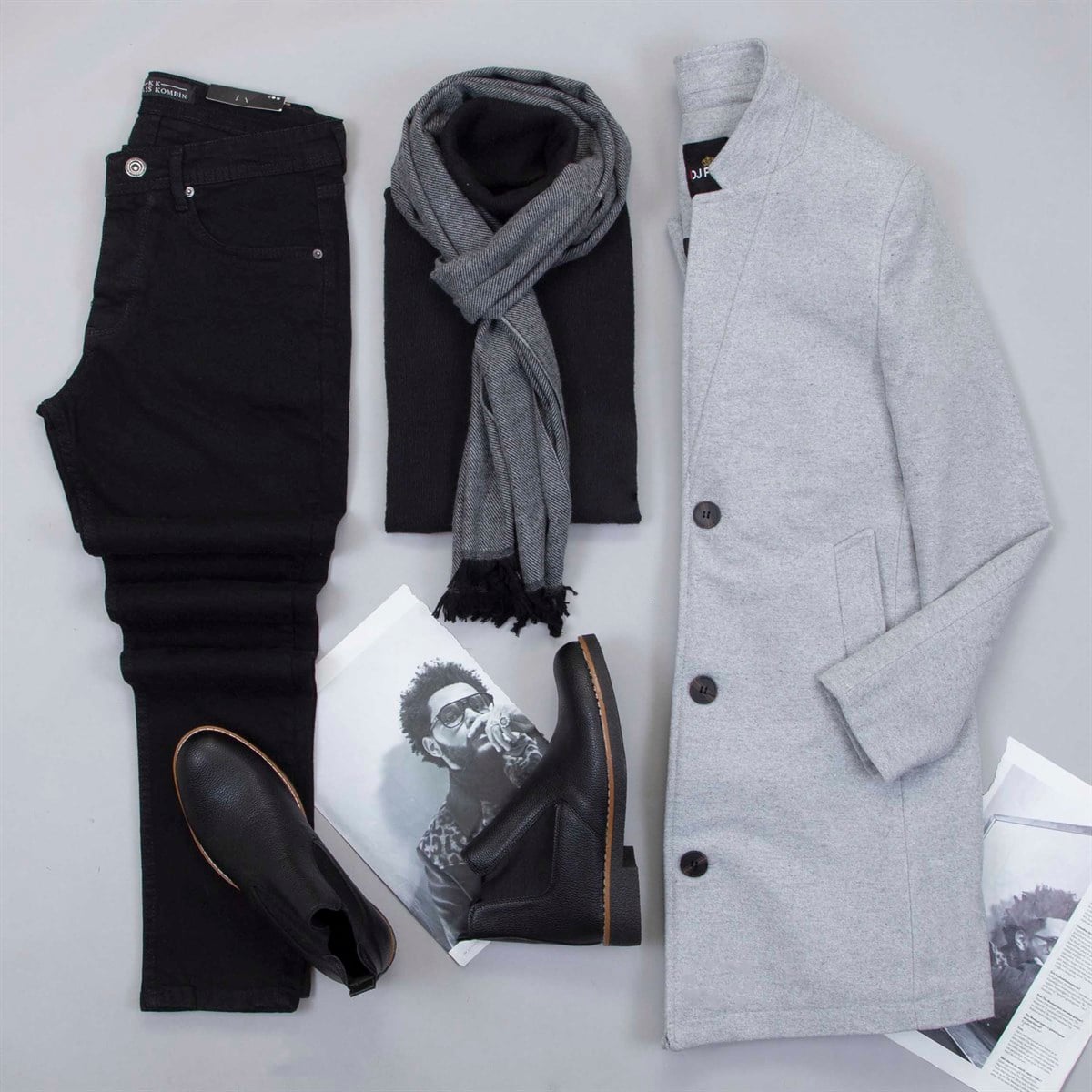 Gri Kaşe Kaban Boğazlı Kazak Pantolon Atkı Bot Kombin