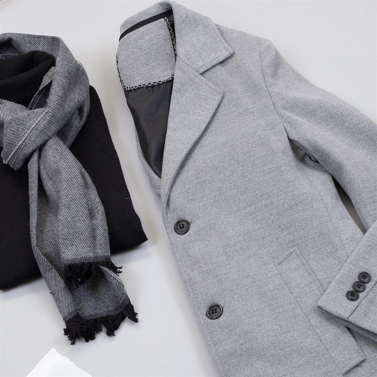 Gri Kaşe Kaban Boğazlı Kazak Pantolon Atkı Bot Kombin