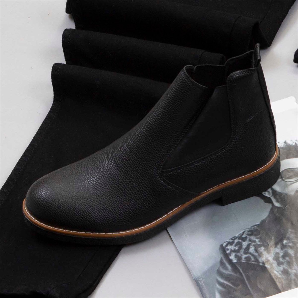 Gri Kaşe Kaban Boğazlı Kazak Pantolon Atkı Bot Kombin