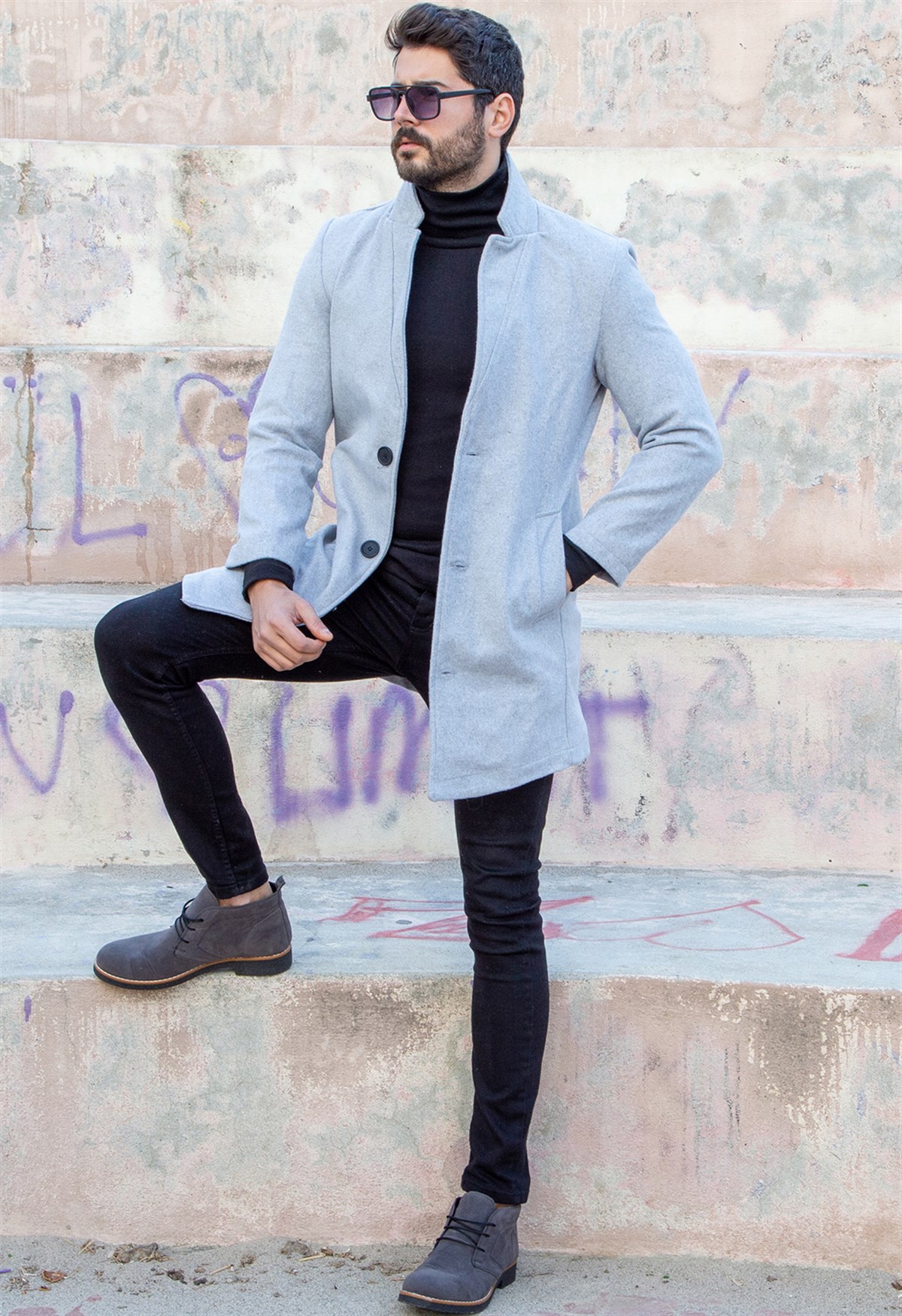 Gri Kaşe Kaban Boğazlı Kazak Pantolon Atkı Bot Kombin