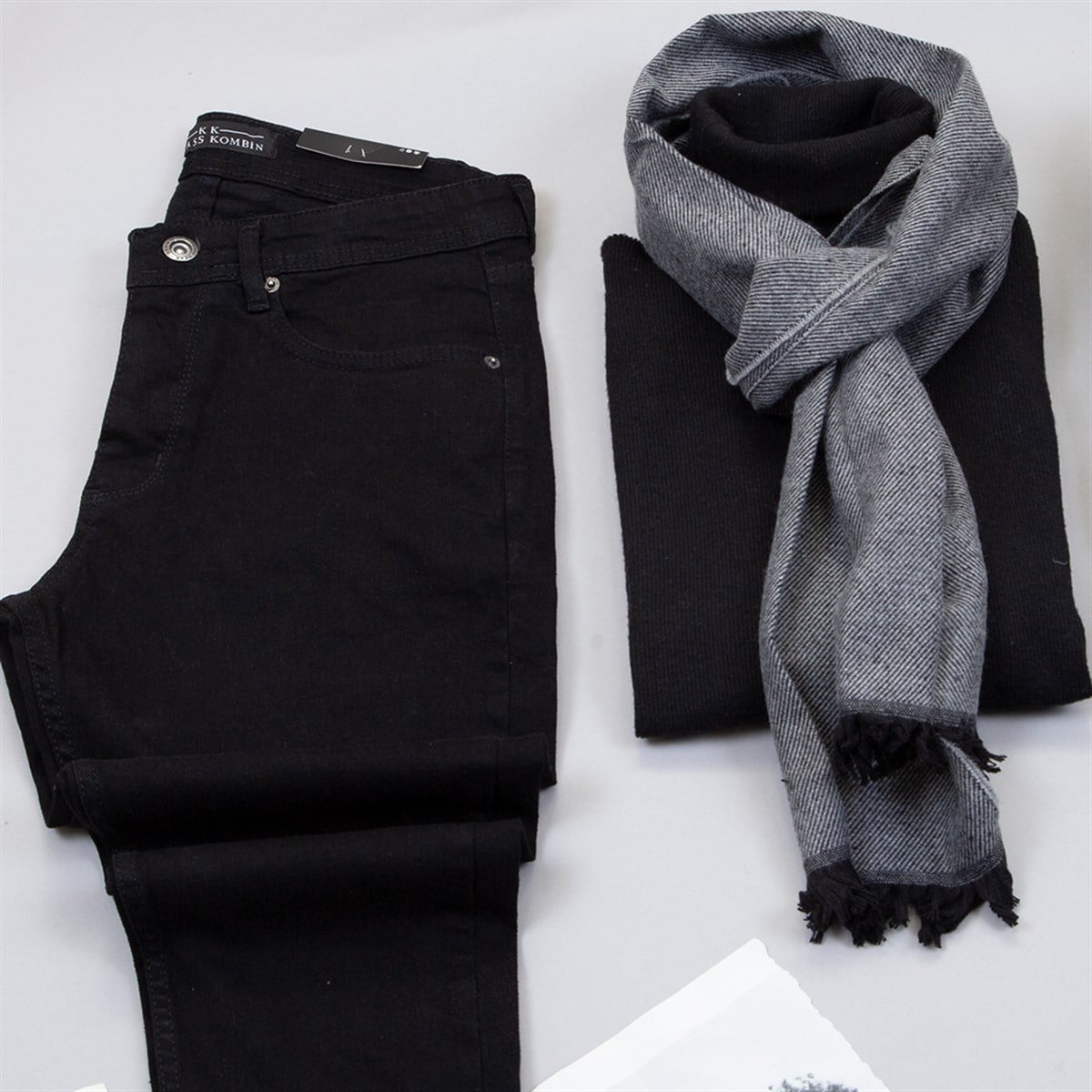 Gri Kaşe Kaban Boğazlı Kazak Pantolon Atkı Bot Kombin