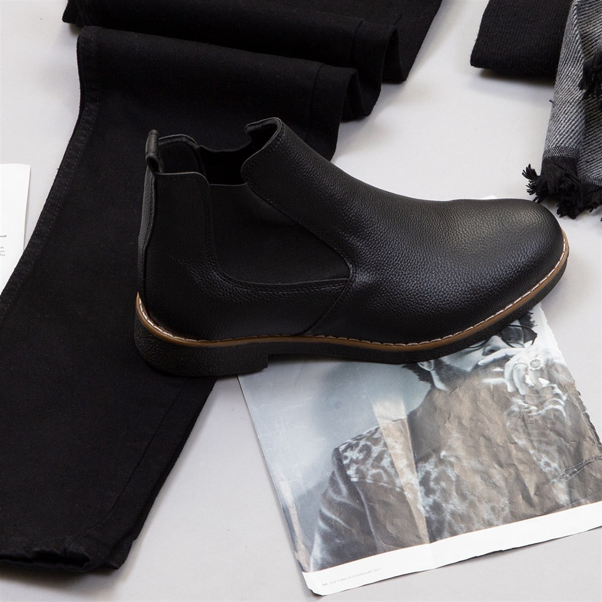 Gri Kaşe Kaban Boğazlı Kazak Pantolon Atkı Bot Kombin