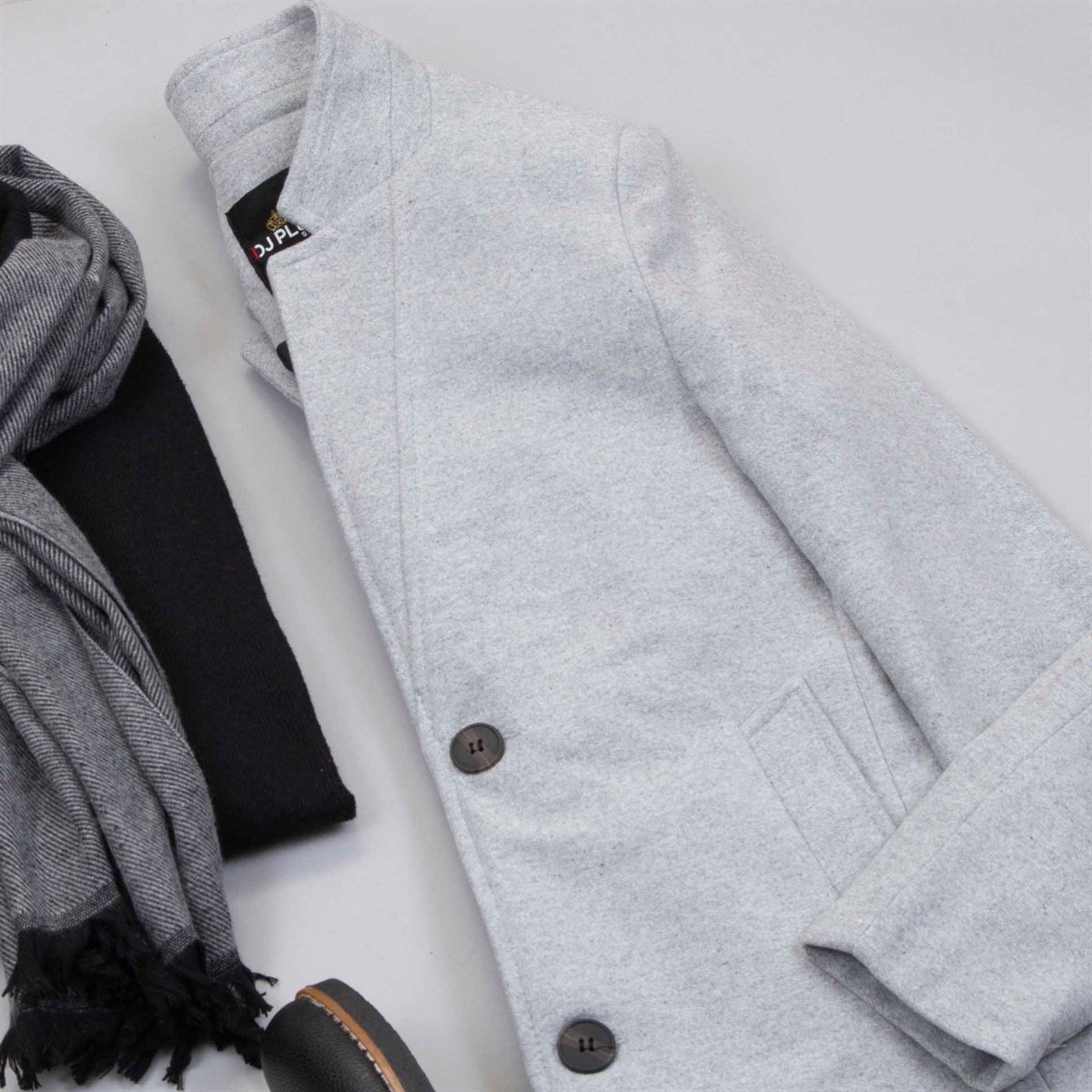 Gri Kaşe Kaban Boğazlı Kazak Pantolon Atkı Bot Kombin