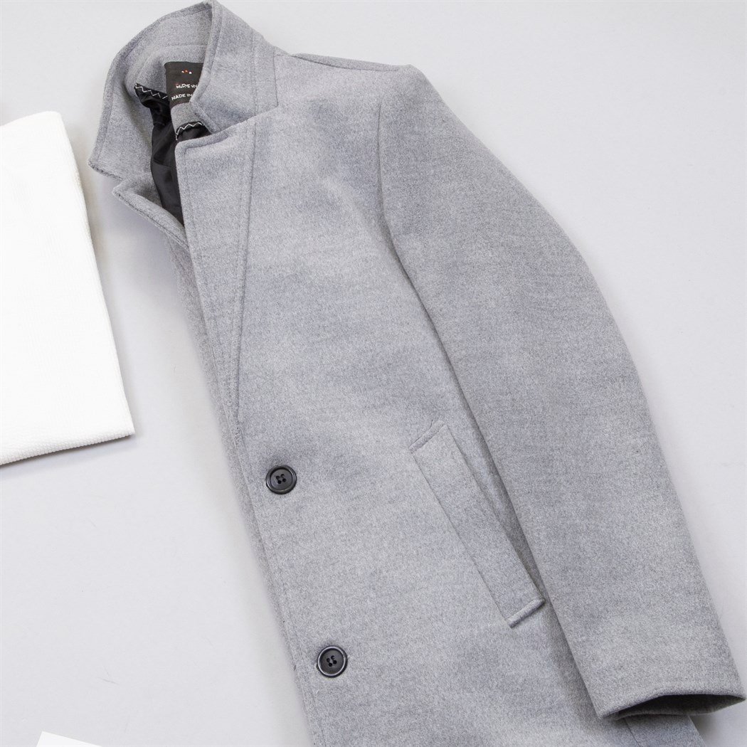 Gri Kaşe Kaban Boğazlı Kazak Pantolon Ayakkabı Kombin