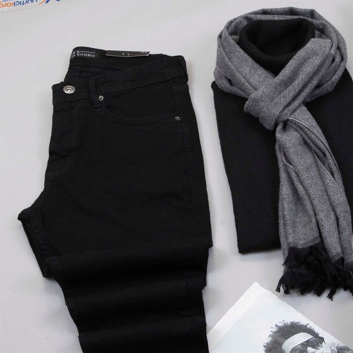 Gri Kaşe Kaban Boğazlı Kazak Pantolon Atkı Bot Kombin