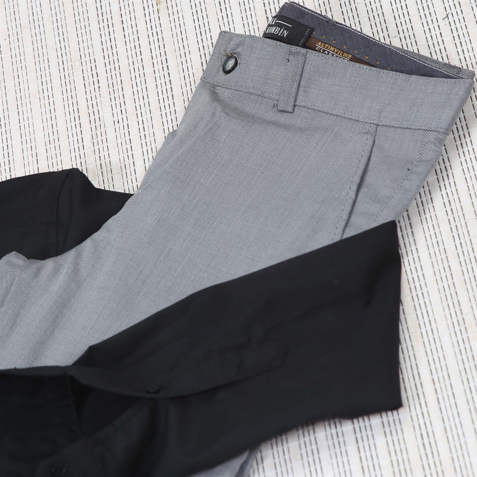 Gri Pantolon Beyaz Gömlek Yaka Zinciri Kombin