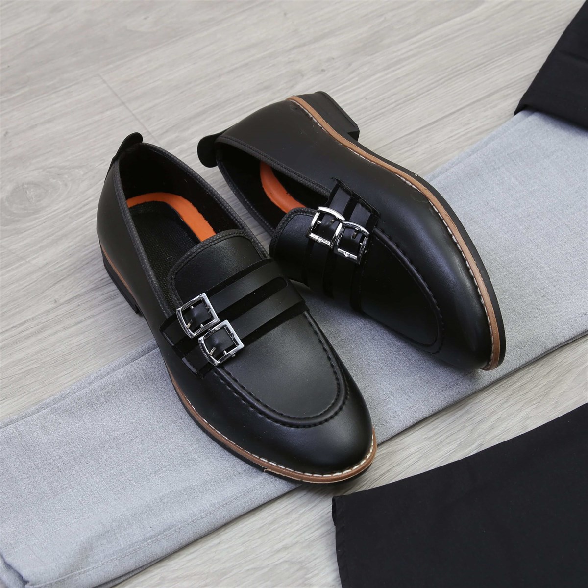 Gri Pantolon Siyah Gömlek Ayakkabı Kombini