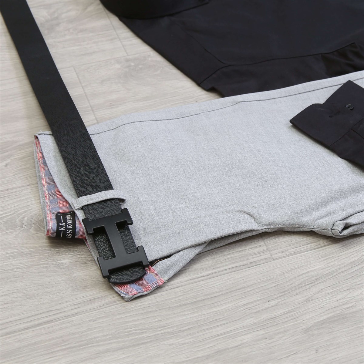 Gri Pantolon Siyah Gömlek Ayakkabı Kombini