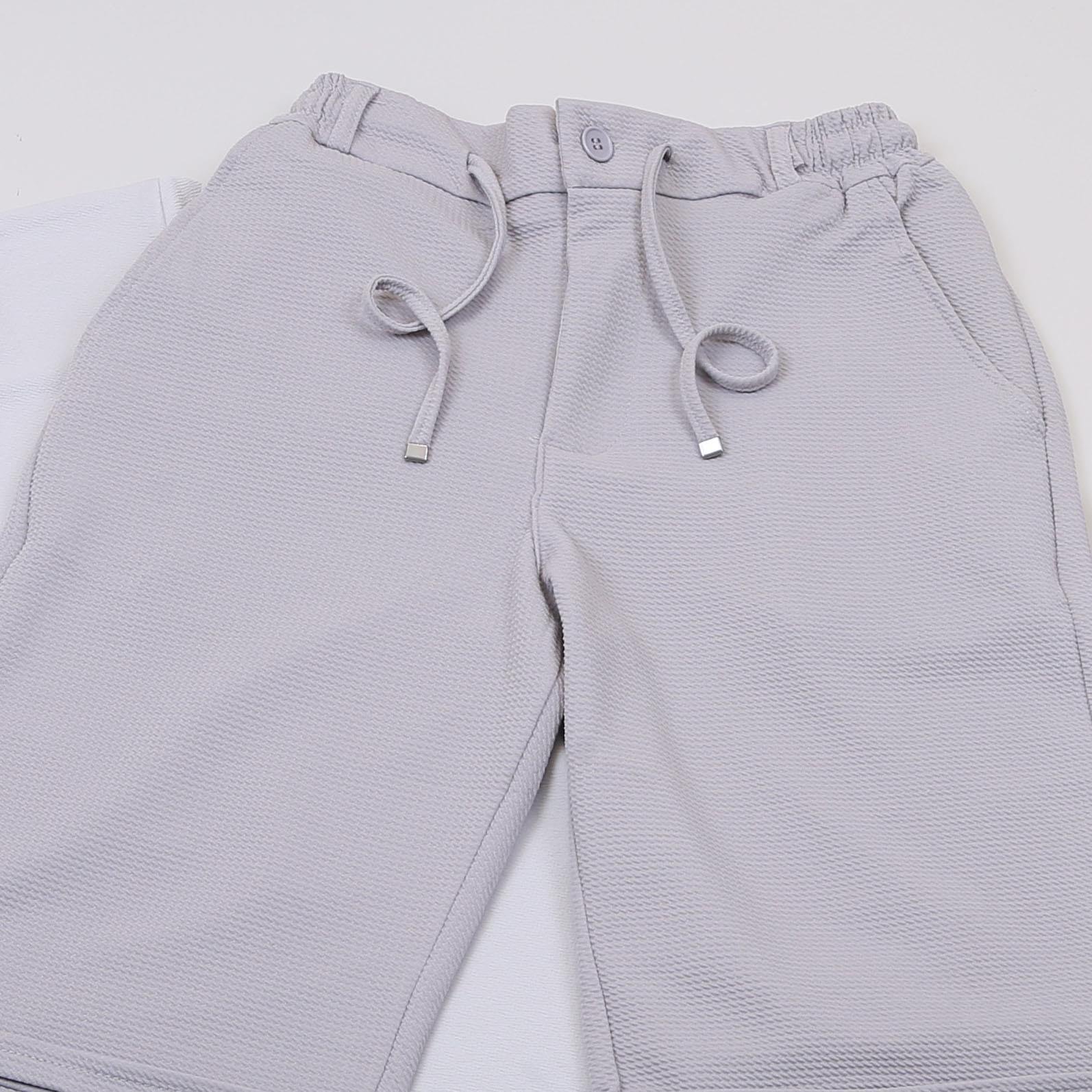 Gri Polo Yaka Tişört Şort  Ayakkabı Kombin