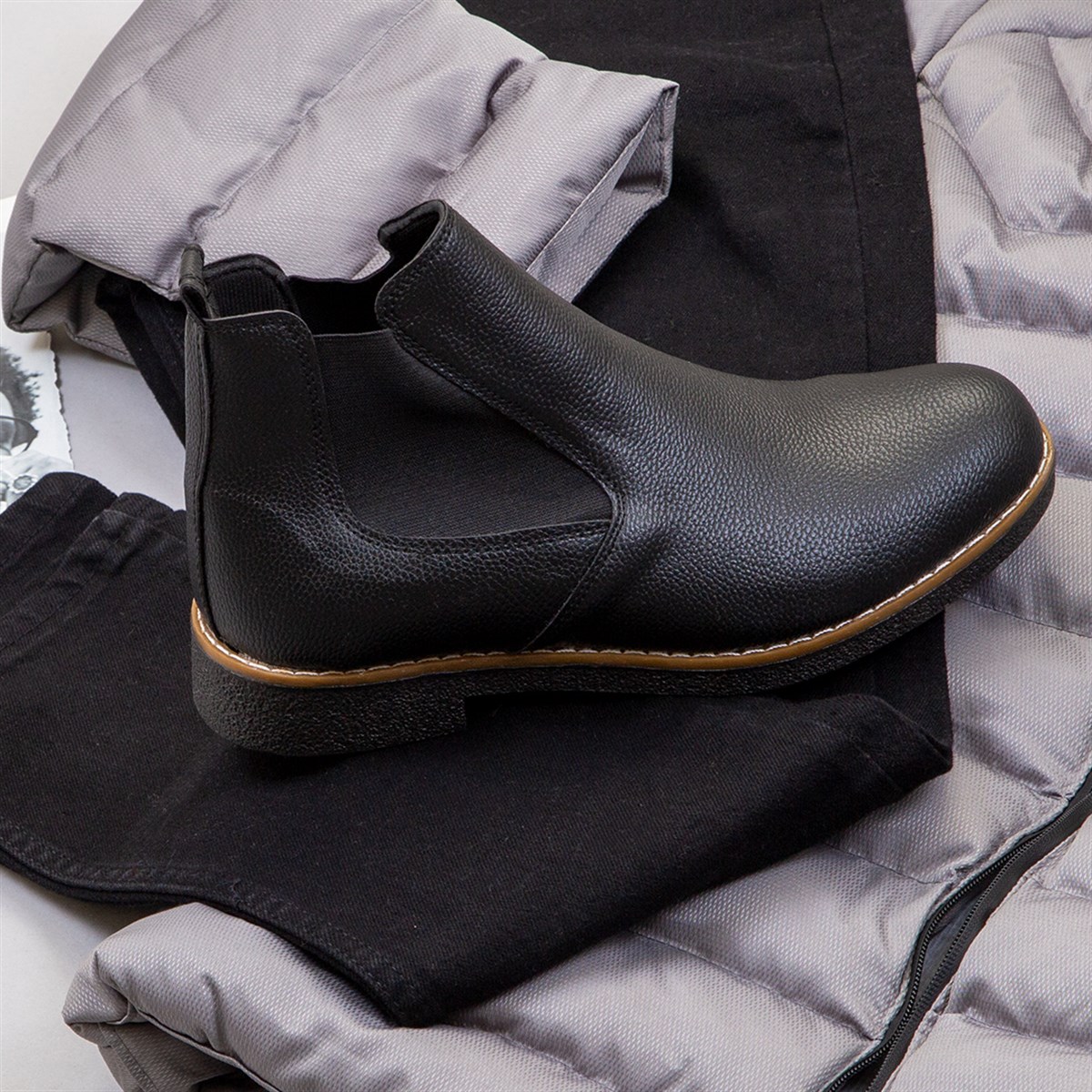 Gri Şişme Mont Boğazlı Kazak Pantolon Bot Kombin