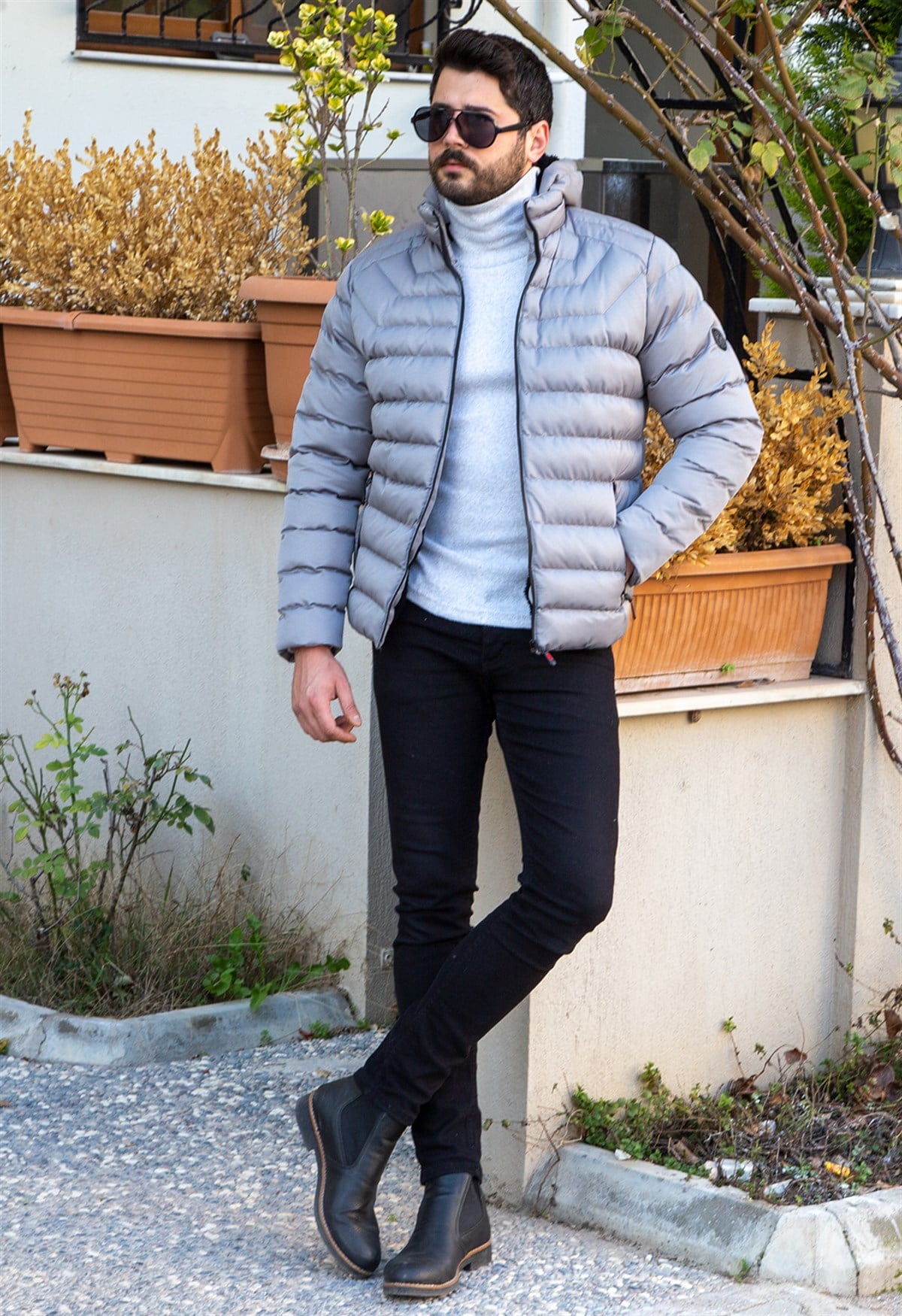 Gri Şişme Mont Boğazlı Kazak Pantolon Bot Kombin