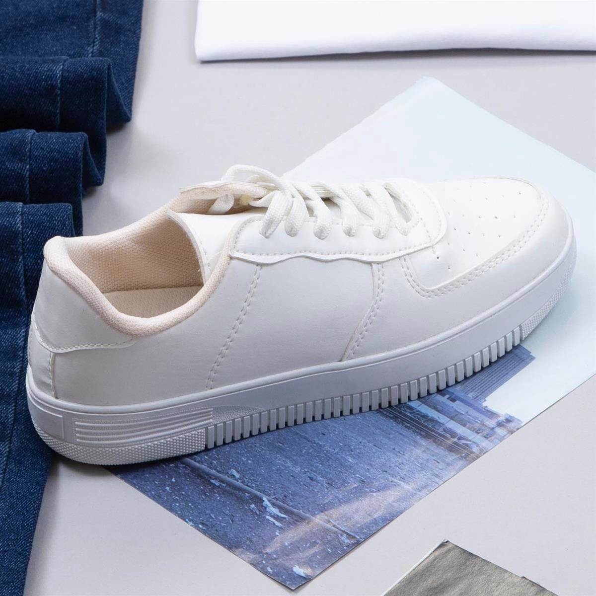 Gri Şişme Yelek Tişört Pantolon Ayakkabı Kombin