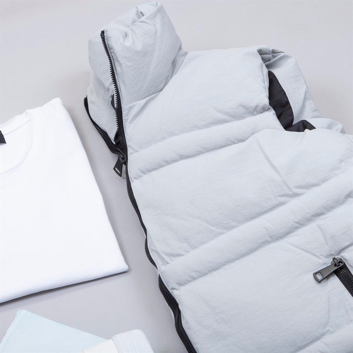 Gri Şişme Yelek Tişört Pantolon Ayakkabı Kombin