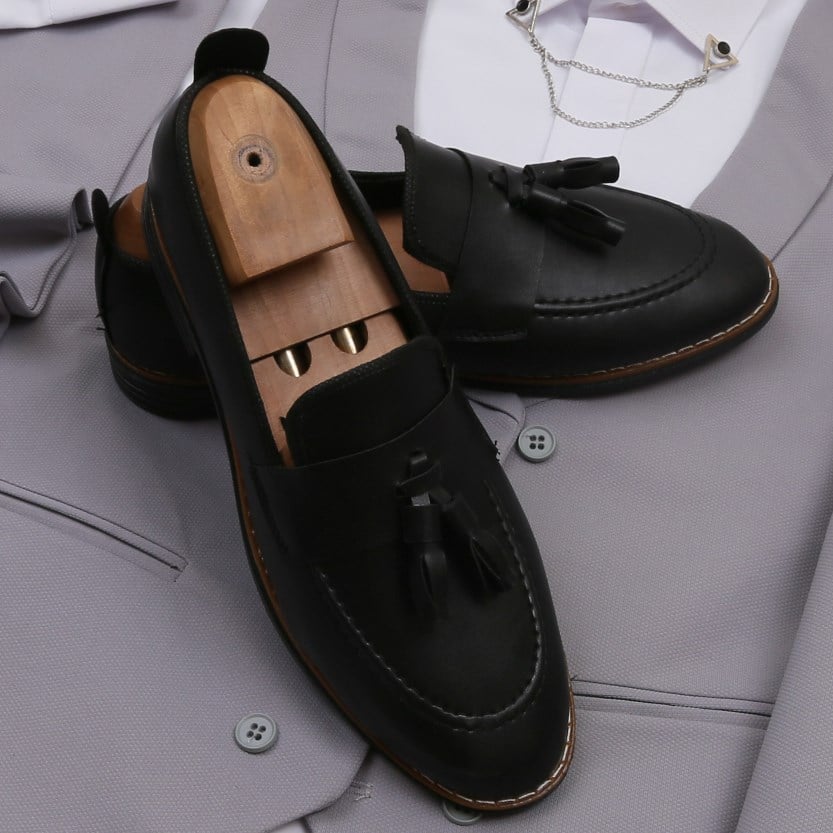 Gri Takım Elbise Beyaz Gömlek  Kombini