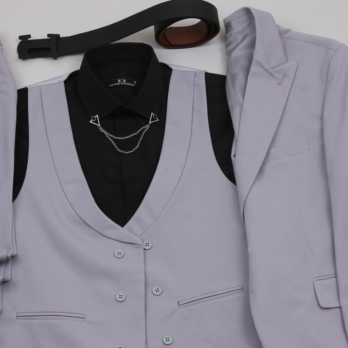 Gri Takım Elbise Siyah Gömlek  Kombini