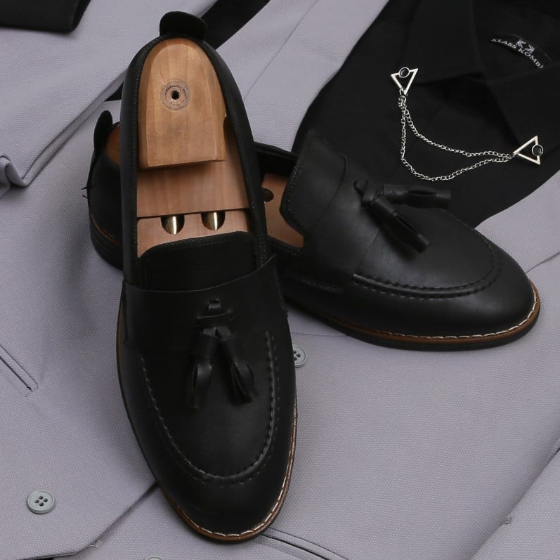 Gri Takım Elbise Siyah Gömlek  Kombini