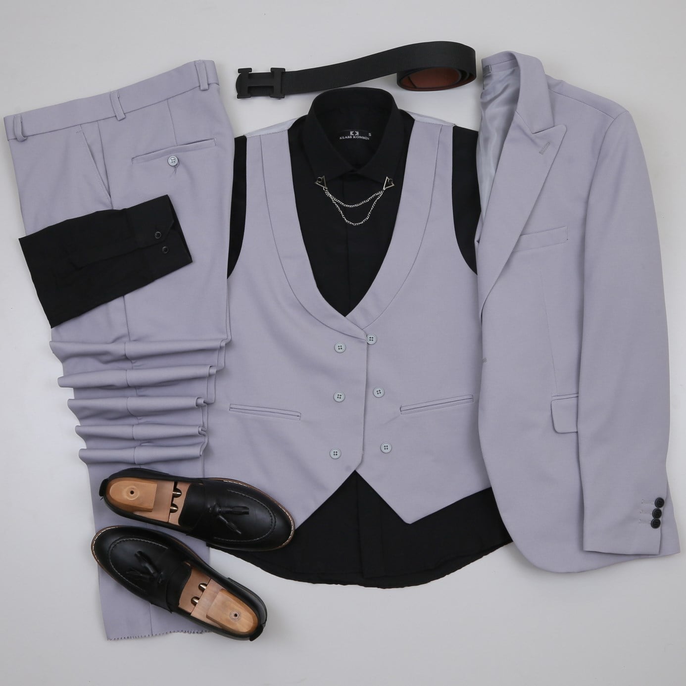 Gri Takım Elbise Siyah Gömlek  Kombini