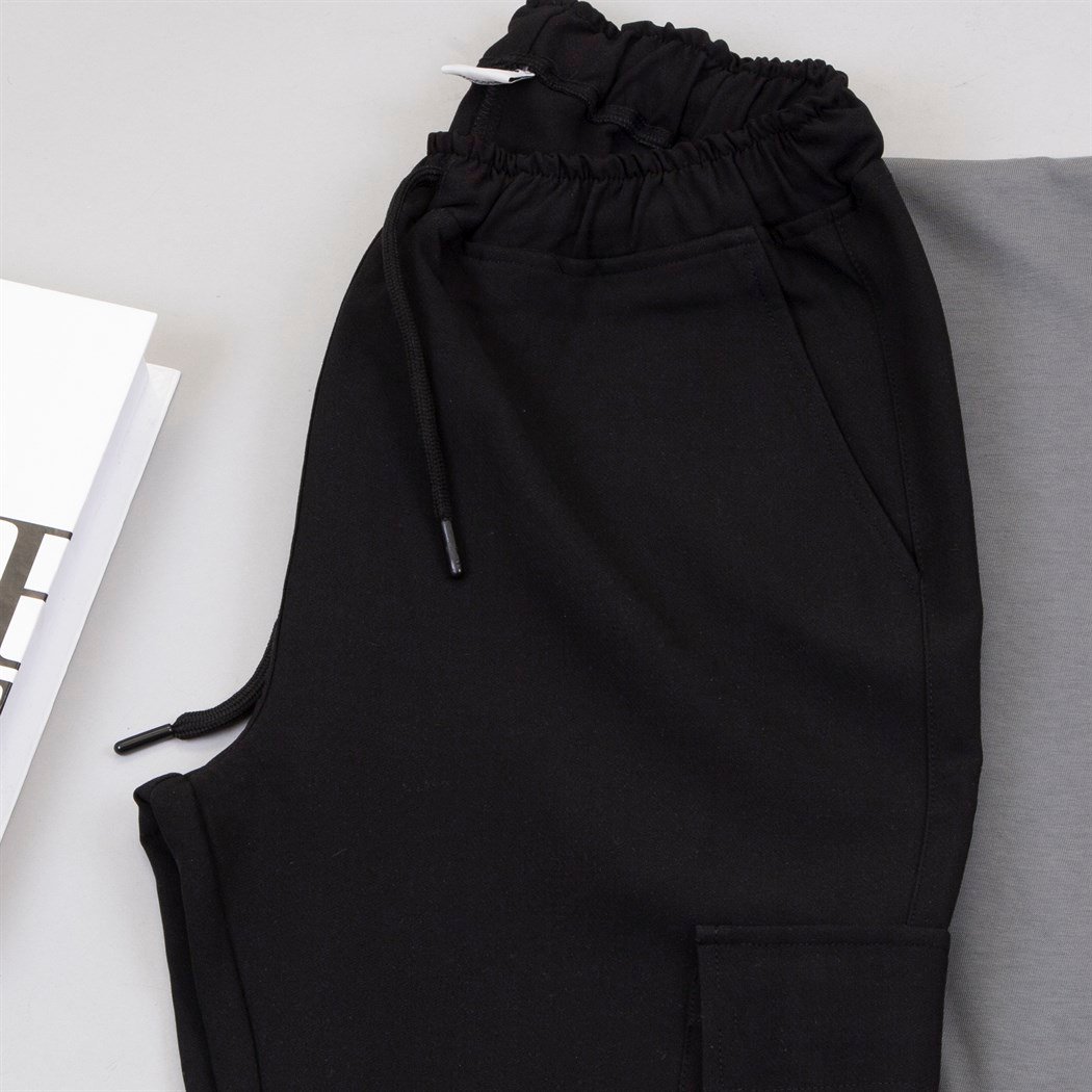 Gri Tişört Jogger Pantolon Ayakkabı Kombin