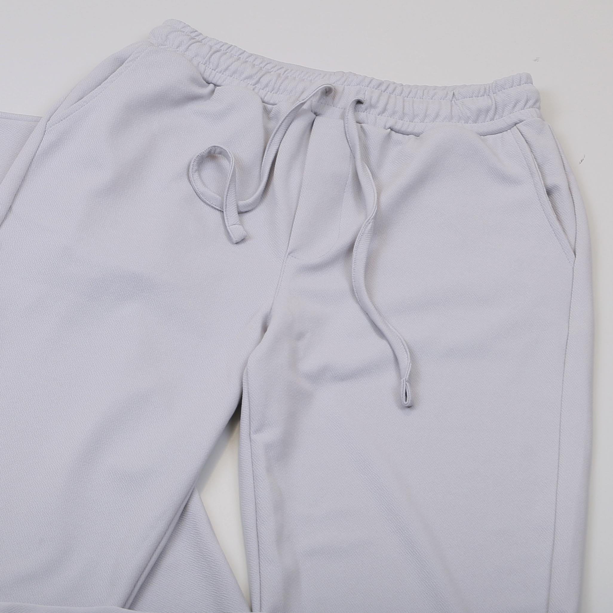 Gri Tişörtlü Takım Ayakkabı Kombin