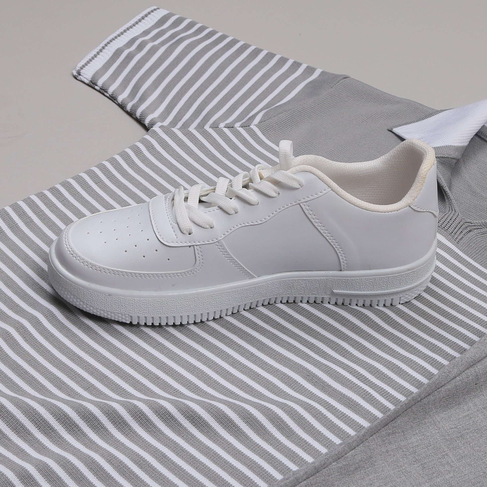 Gri Triko Polo Yaka Tişört Gri Kumaş Pantolon Ayakkabı Kombin