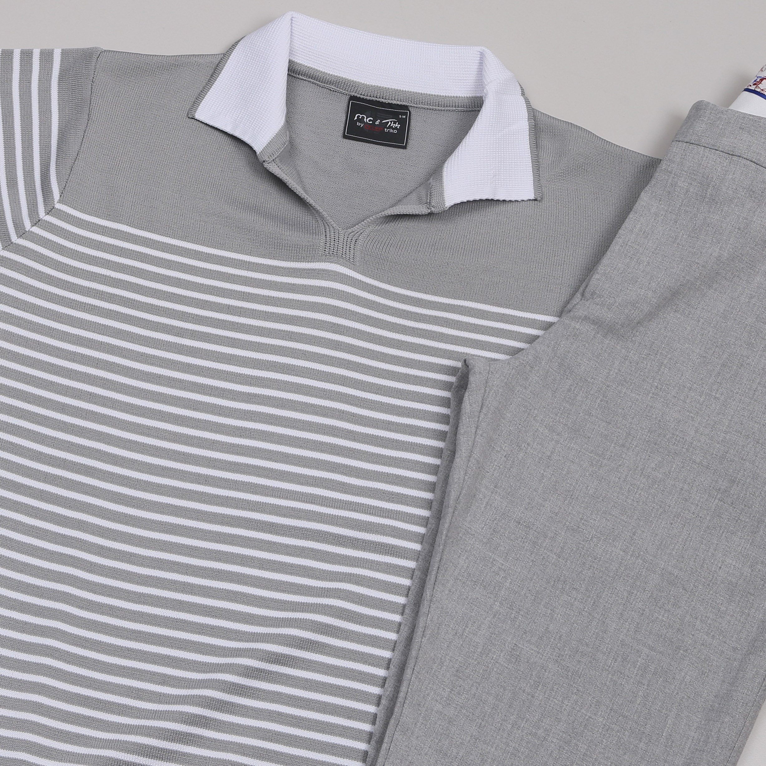 Gri Triko Polo Yaka Tişört Gri Kumaş Pantolon Ayakkabı Kombin