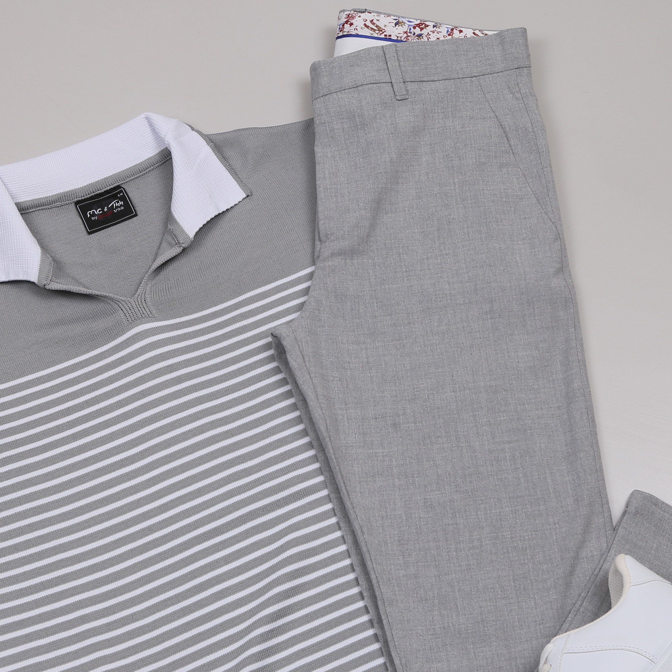 Gri Triko Polo Yaka Tişört Gri Kumaş Pantolon Ayakkabı Kombin