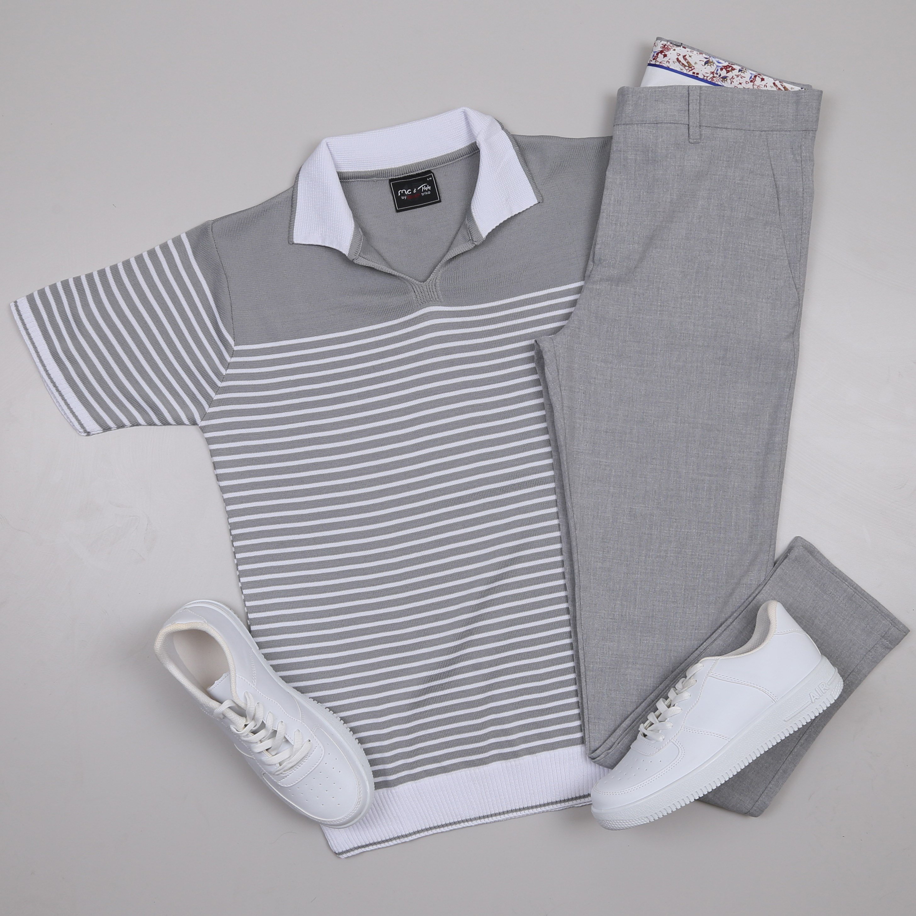 Gri Triko Polo Yaka Tişört Gri Kumaş Pantolon Ayakkabı Kombin