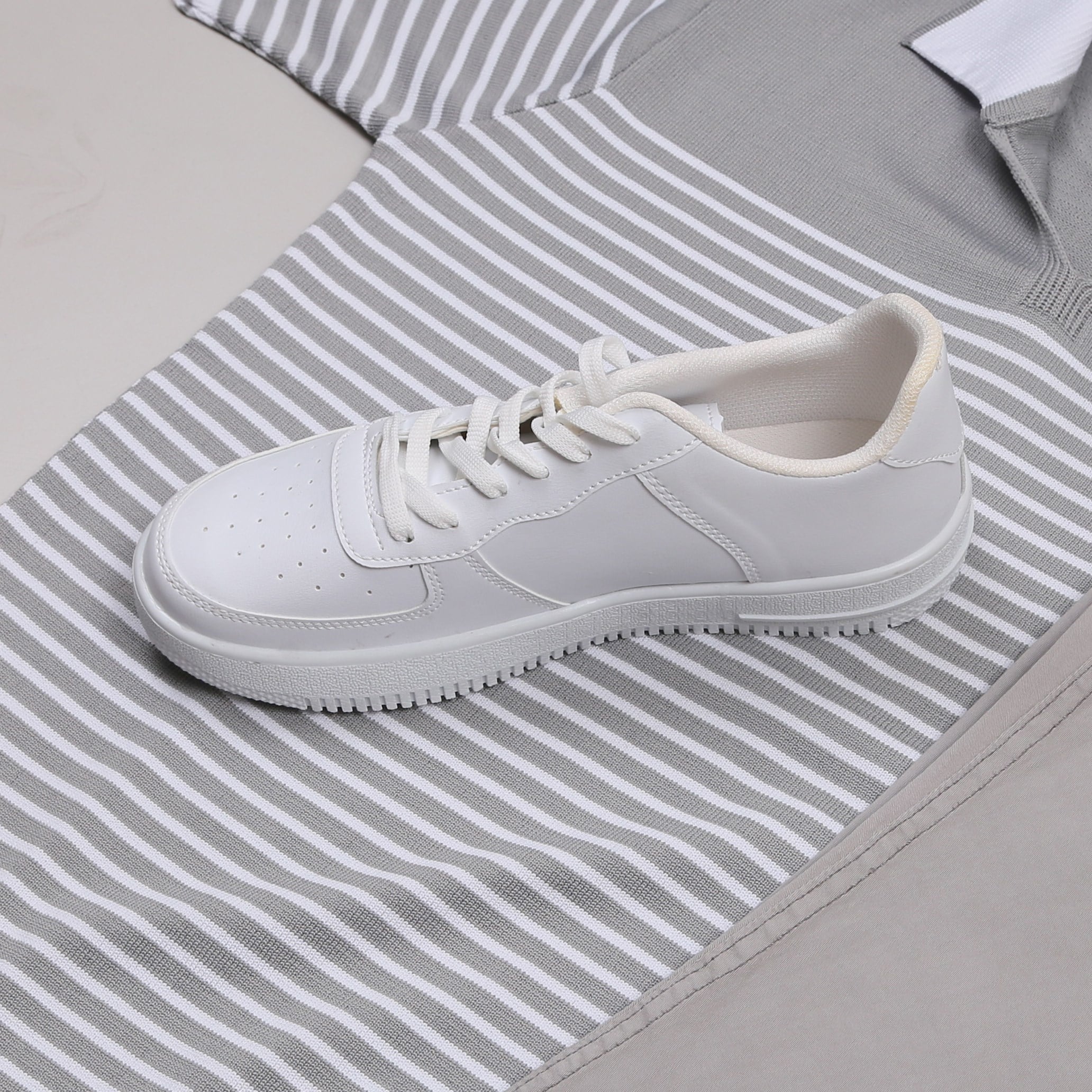 Gri Triko Polo Yaka Tişört Gri Pantolon Ayakkabı Kombin