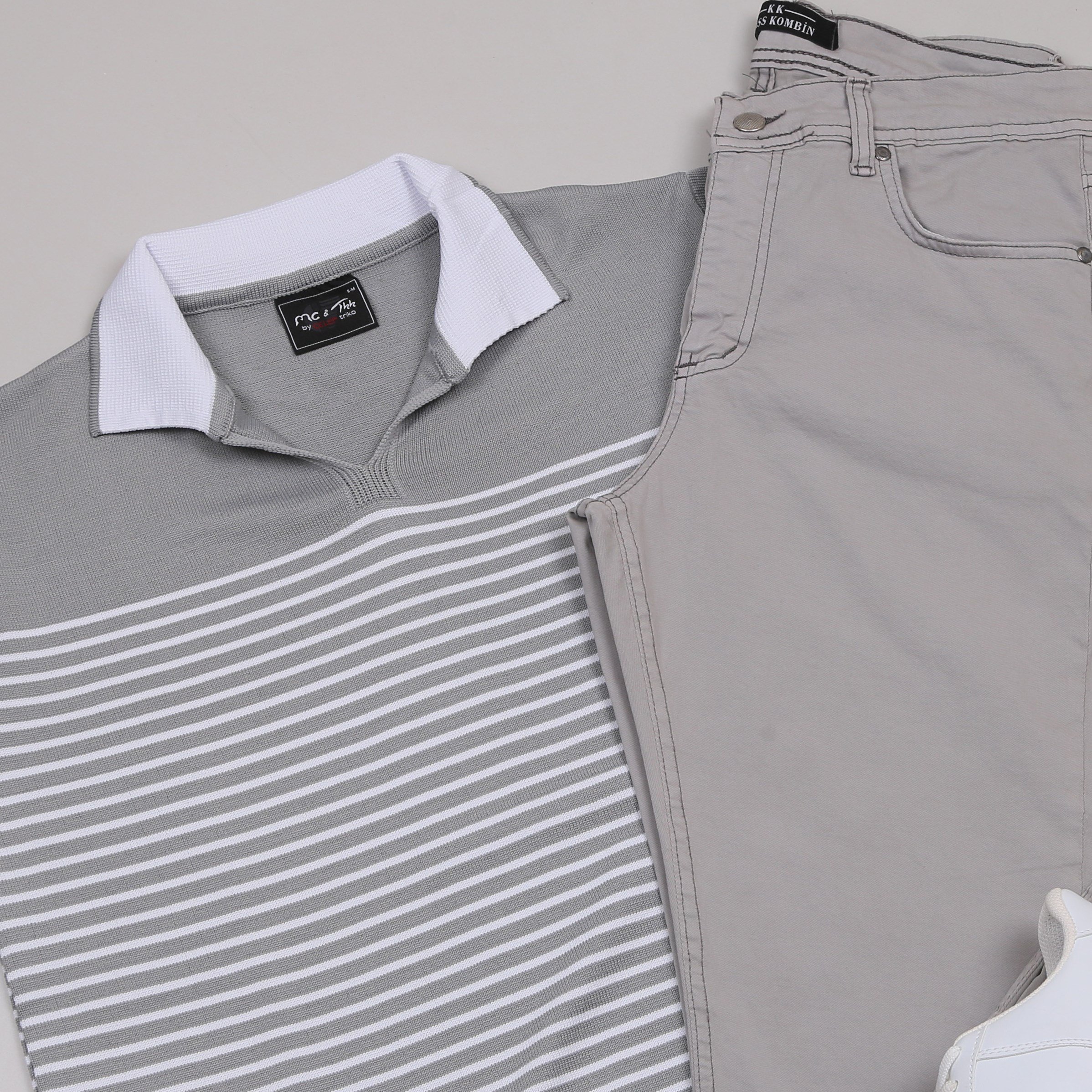 Gri Triko Polo Yaka Tişört Gri Pantolon Ayakkabı Kombin