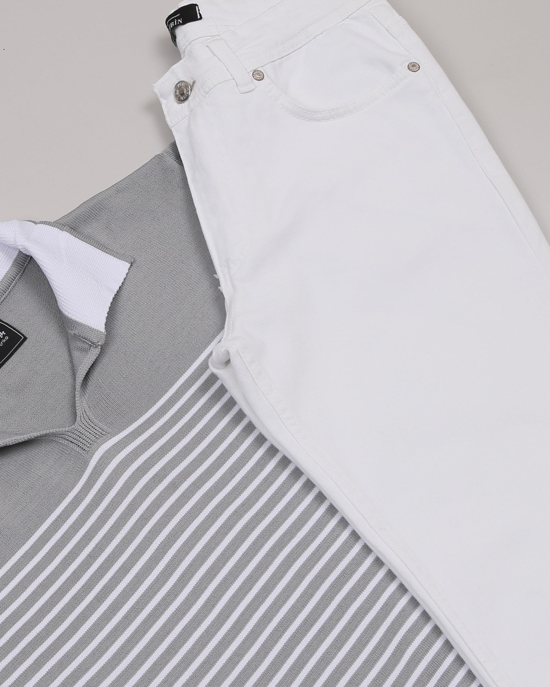 Gri Triko Polo Yaka Tişört Pantolon Ayakkabı Kombin