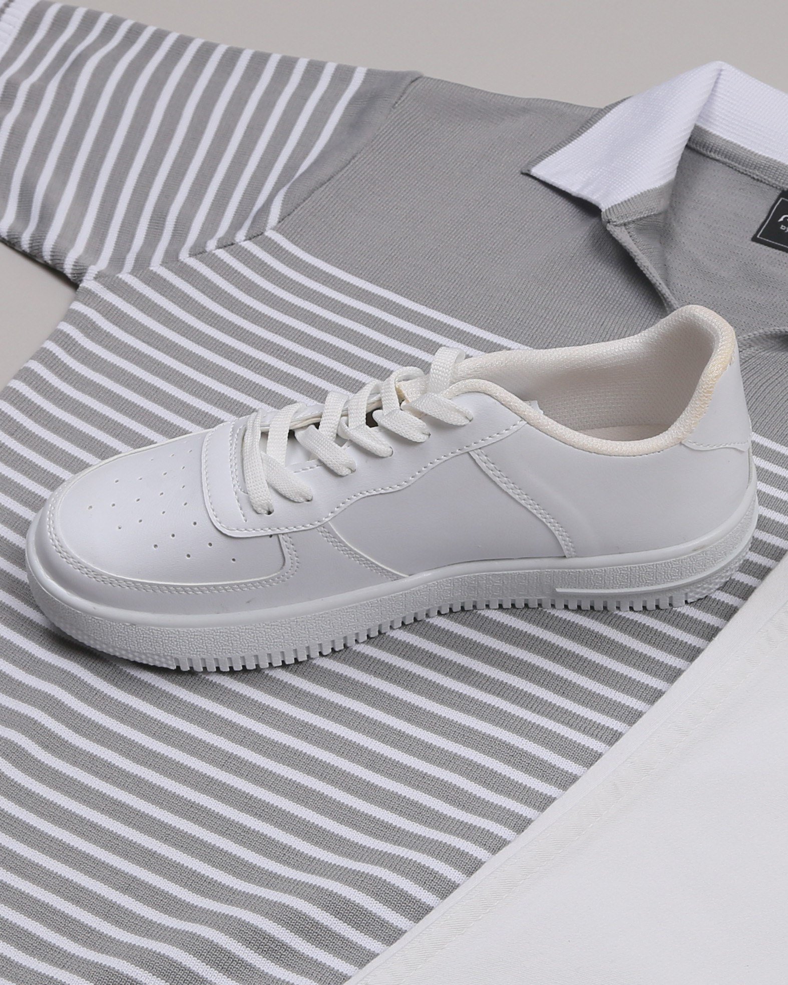 Gri Triko Polo Yaka Tişört Pantolon Ayakkabı Kombin