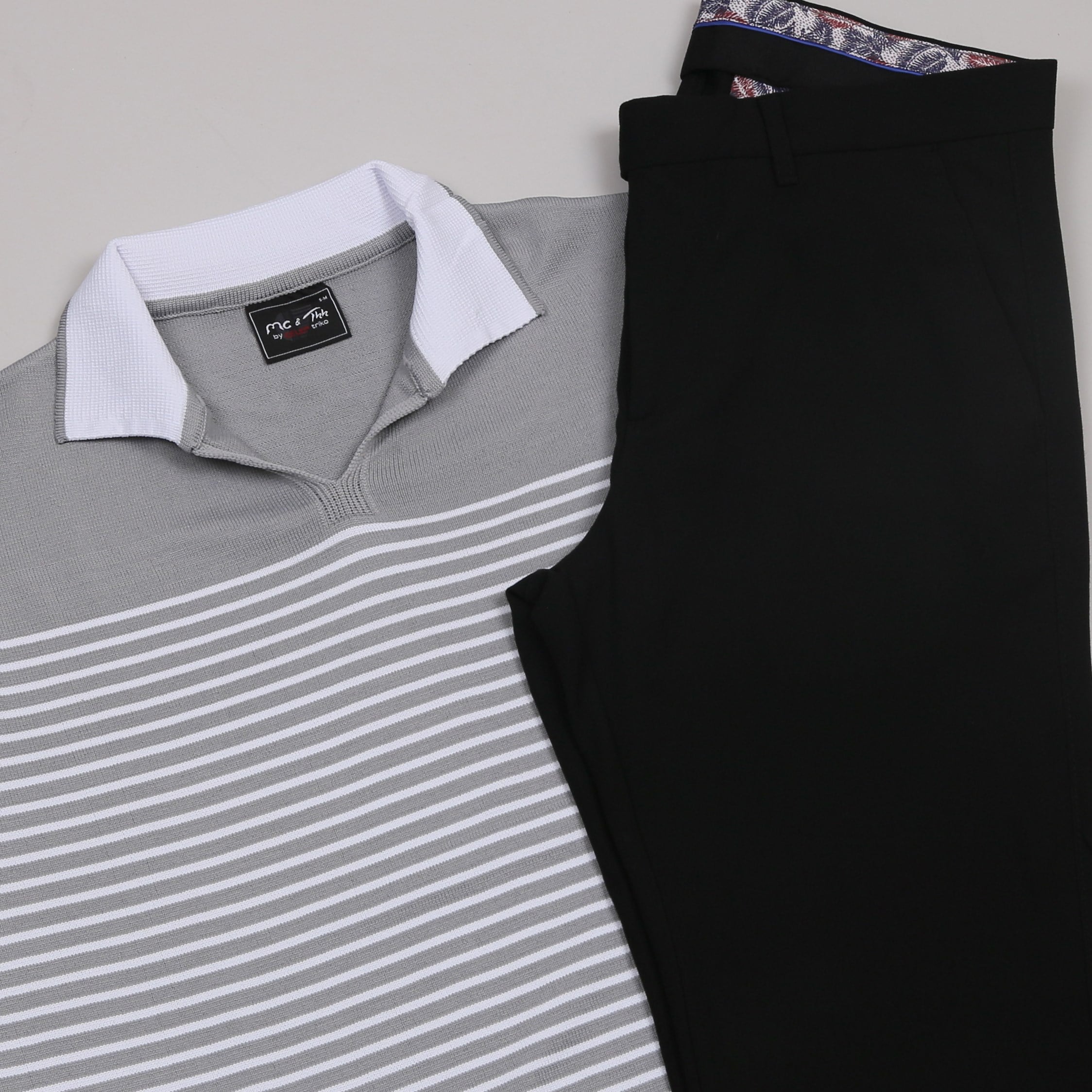 Gri Triko Polo Yaka Tişört Siyah Kumaş Pantolon Ayakkabı Kombin